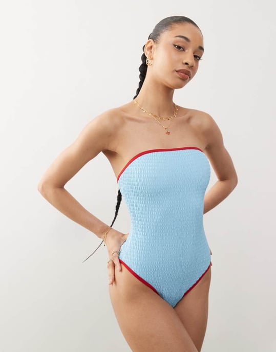 Återvunnen vintage bandeau baddräkt med rynkor i blått och kontrasterande röda detaljer - Image 4
