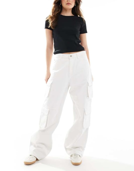 Dr Denim Donna multi cargo avslappnad passform vid raka jeans i vitt - Image 1
