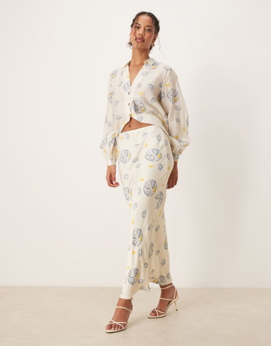 Never Fully Dressed satin slip maxikjol set i ostron- och citronmönster - Image 1