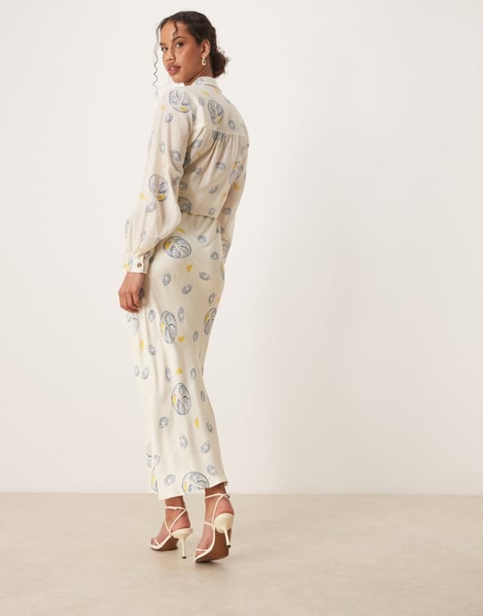Never Fully Dressed satin slip maxikjol set i ostron- och citronmönster - Image 3