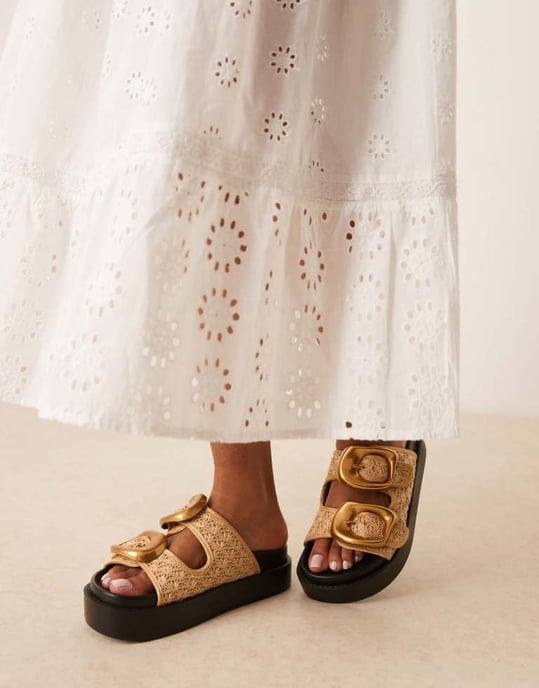 ASOS DESIGN Bred Passform Femi oversized spännband fotbädd mules i natur - Image 2