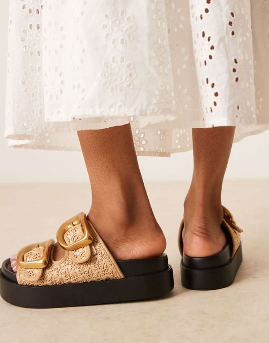 ASOS DESIGN Bred Passform Femi oversized spännband fotbädd mules i natur - Image 3