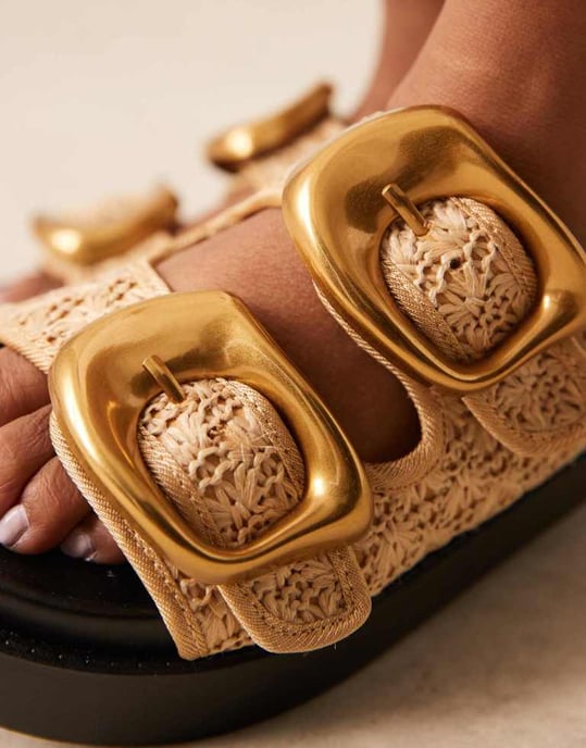 ASOS DESIGN Bred Passform Femi oversized spännband fotbädd mules i natur - Image 4