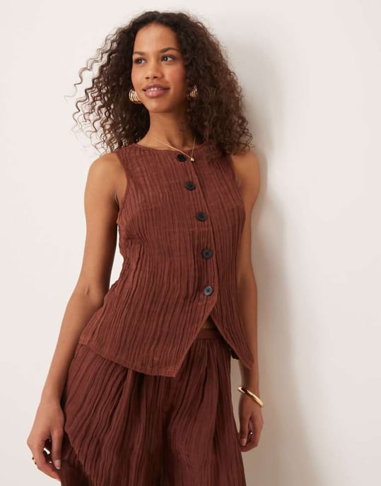 ASOS DESIGN genomskinlig krinklad satintopp co-ord i choklad - Image 1