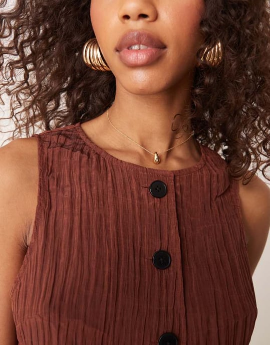 ASOS DESIGN genomskinlig krinklad satintopp co-ord i choklad - Image 2