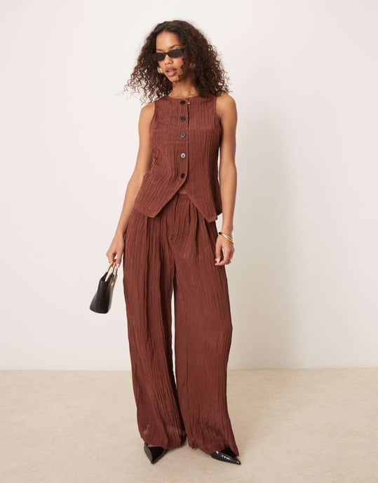 ASOS DESIGN genomskinlig krinklad satintopp co-ord i choklad - Image 3