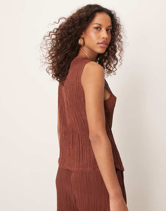 ASOS DESIGN genomskinlig krinklad satintopp co-ord i choklad - Image 4