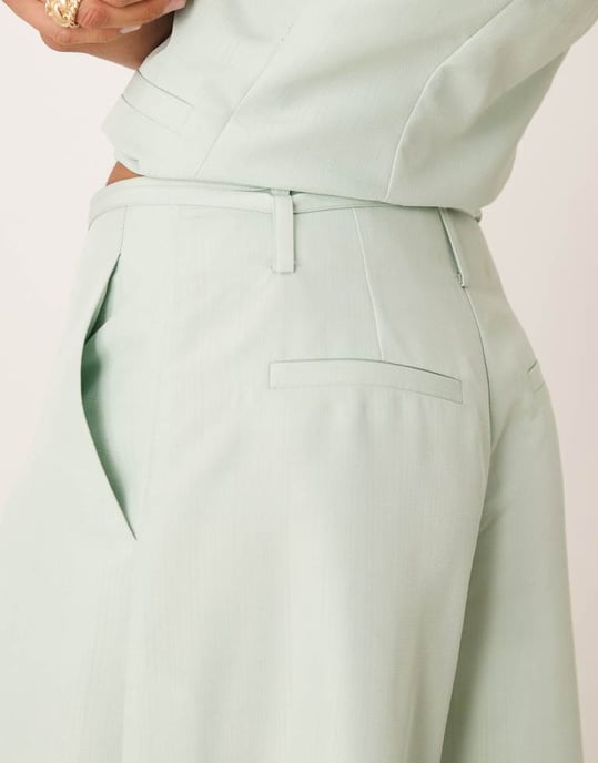 ASOS DESIGN skräddarsydda ultra vida byxor med veckdetalj i pistagegrön - Image 2