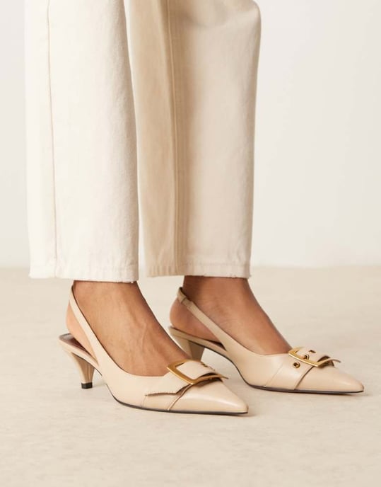 ASOS DESIGN Stjärnspänne Detalj Kattklackar i Beige - Image 1