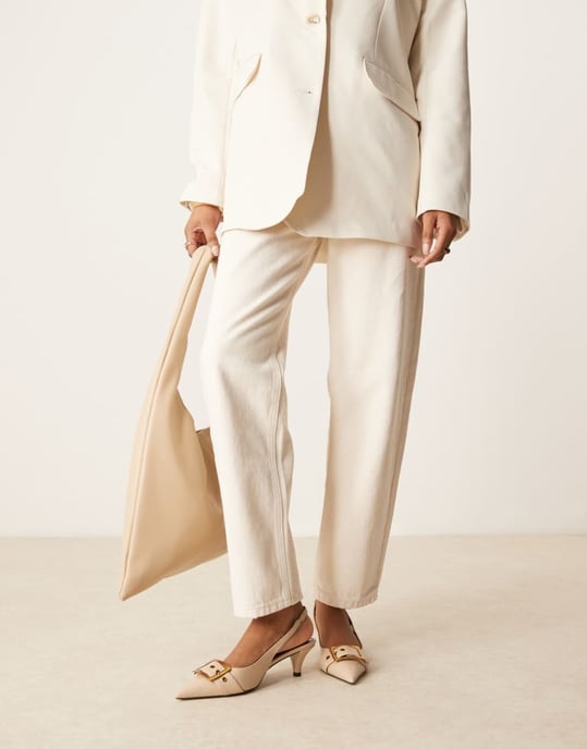 ASOS DESIGN Stjärnspänne Detalj Kattklackar i Beige - Image 2