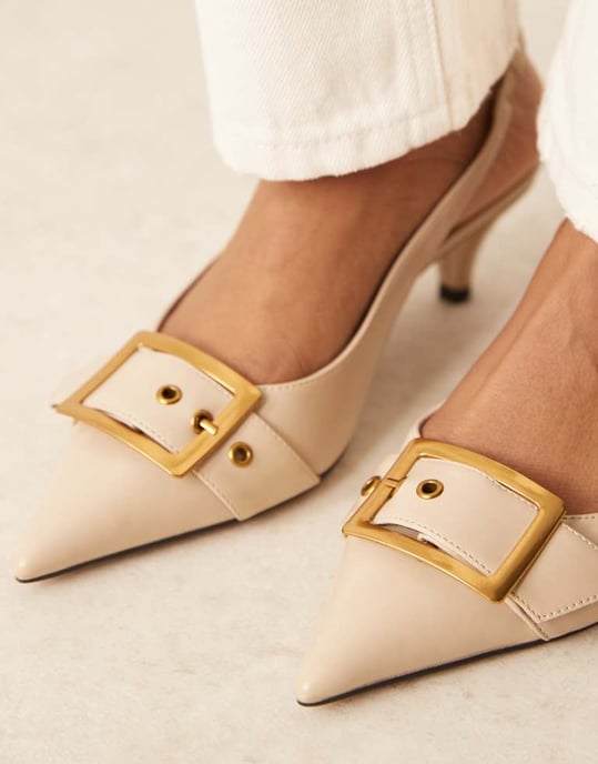 ASOS DESIGN Stjärnspänne Detalj Kattklackar i Beige - Image 3
