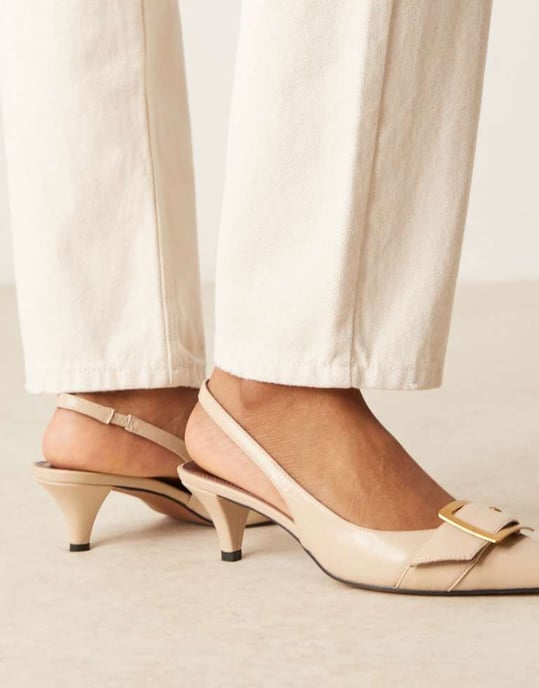 ASOS DESIGN Stjärnspänne Detalj Kattklackar i Beige - Image 4