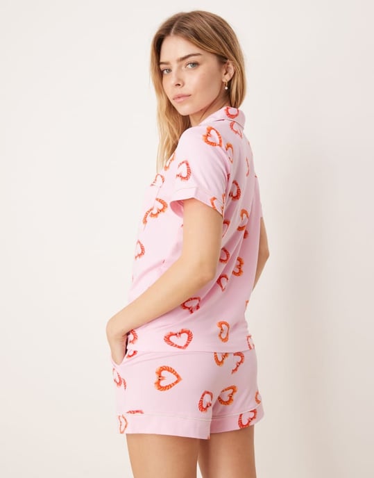 Chelsea Peers poly kortärmad skjorta och shorts-set i hjärtprint - Image 4