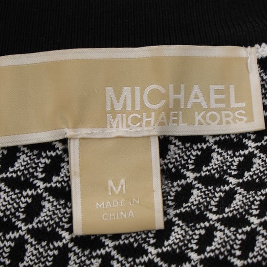 Michael Kors jurk met textuur en uitlopende rok in wit en zwart katoen - Image 4