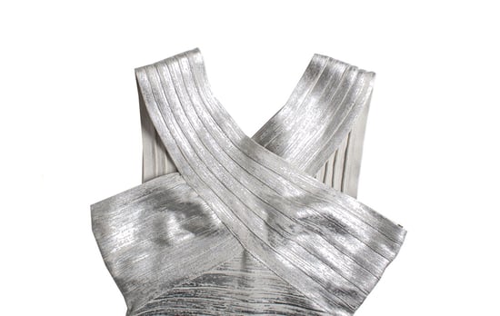 Herve Leger by Max Azria, silverfärgad off shoulder-klänning med bodycon-motiv - Image 4