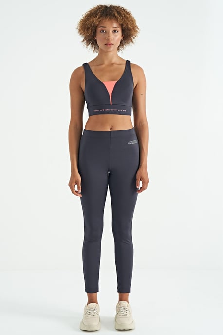 Women's Color-Blocked Sleeveless Crop Sports Top - Image 3