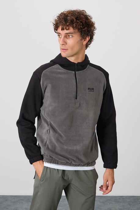 Men's Color-Blocked Half-Zip Plush Sweatshirt - Image 1