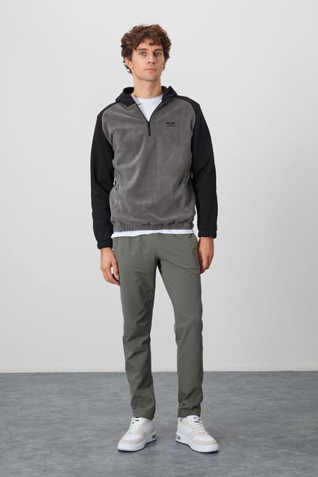 Men's Color-Blocked Half-Zip Plush Sweatshirt - Image 2