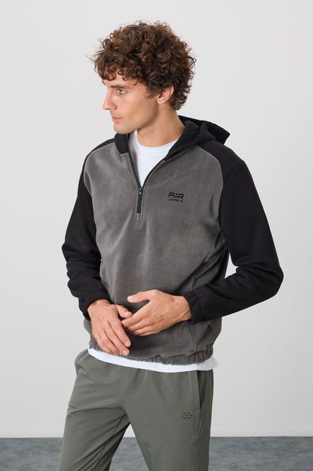 Men's Color-Blocked Half-Zip Plush Sweatshirt - Image 4