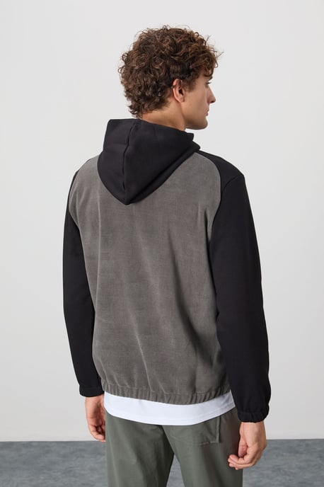 Men's Color-Blocked Half-Zip Plush Sweatshirt - Image 5