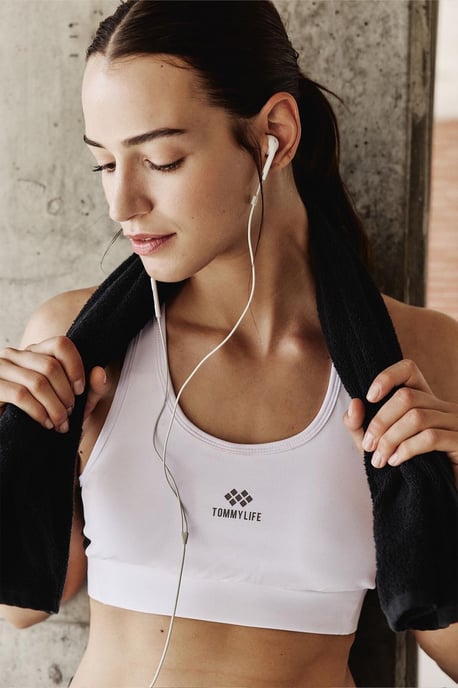 Fitted Sleeveless Crop Sports Top - Image 2