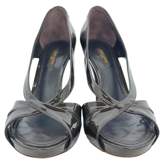 Louis Vuitton pumps met open neus en slotdetail in zwart lakleer. - Image 2
