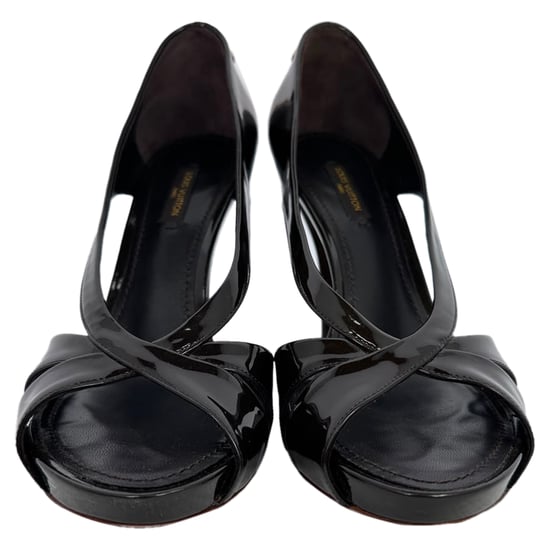 Louis Vuitton pumps met open neus en slotdetail in zwart lakleer. - Image 3