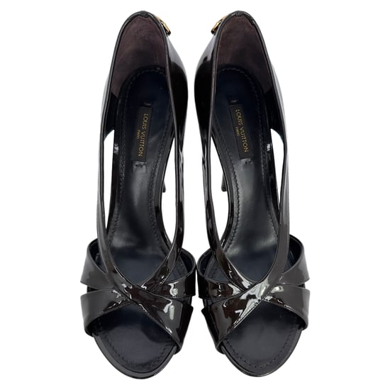 Louis Vuitton pumps met open neus en slotdetail in zwart lakleer. - Image 4