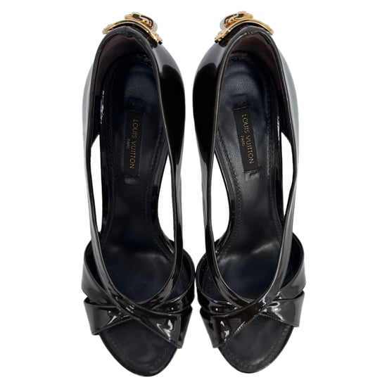 Louis Vuitton pumps met open neus en slotdetail in zwart lakleer. - Image 5