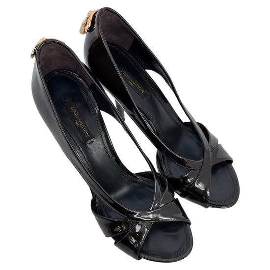 Louis Vuitton pumps met open neus en slotdetail in zwart lakleer. - Image 6