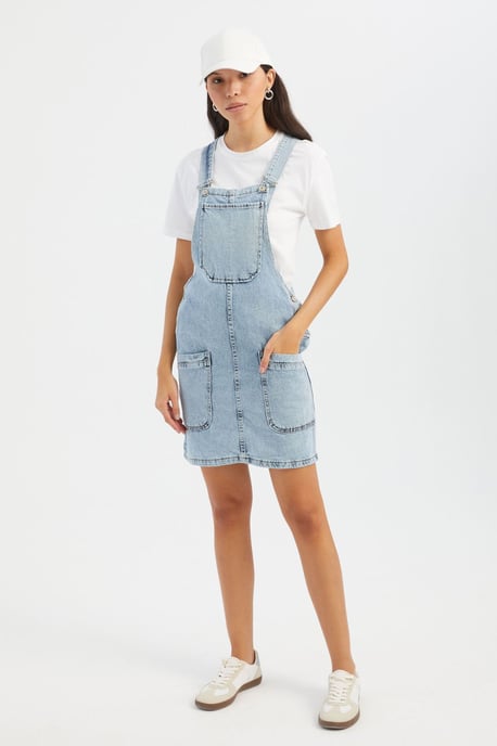Denim Pinafore Mini Klänning med Fickdetalj - Image 1
