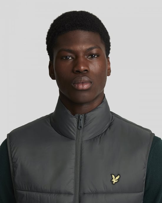 Lyle & Scott merklogo gunmetal grijs gewatteerd giletjack - Image 2