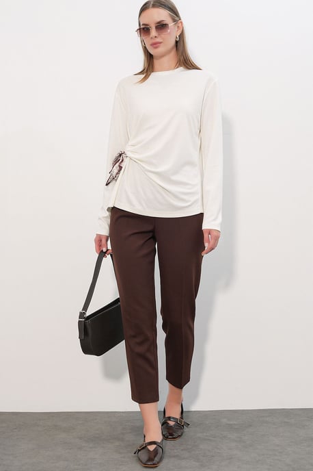 Dames Langsleeve Crew Neck Top Met Strikdetail - Image 2