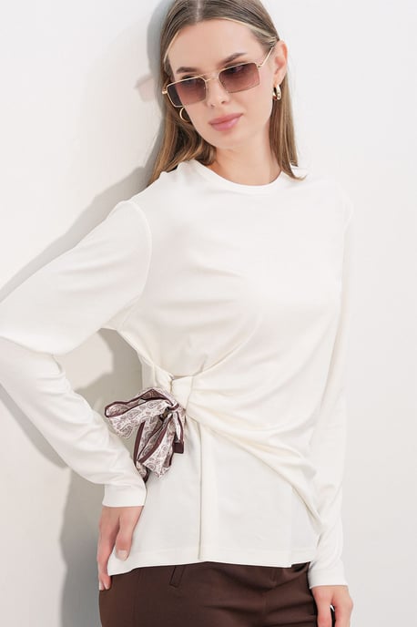 Dames Langsleeve Crew Neck Top Met Strikdetail - Image 4