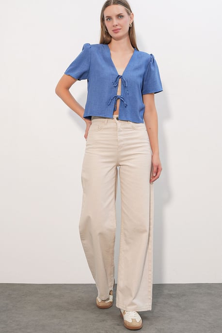 Textured V-Neck Linen Blend Crop Top - Image 2