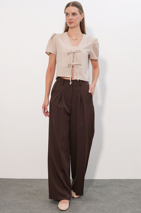 Textured V-Neck Linen Blend Crop Top - Image 2