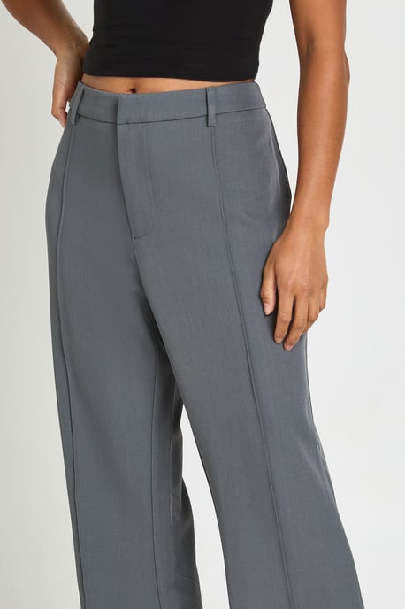 Petite Boohoo Basics Tailored Flare Trouser - Image 4