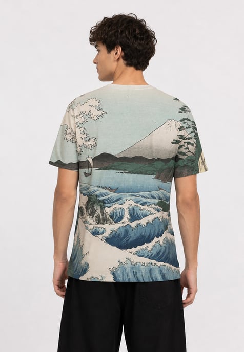 Sea of Satta T-Shirt mit beidseitigem Vollflächendruck - Image 3