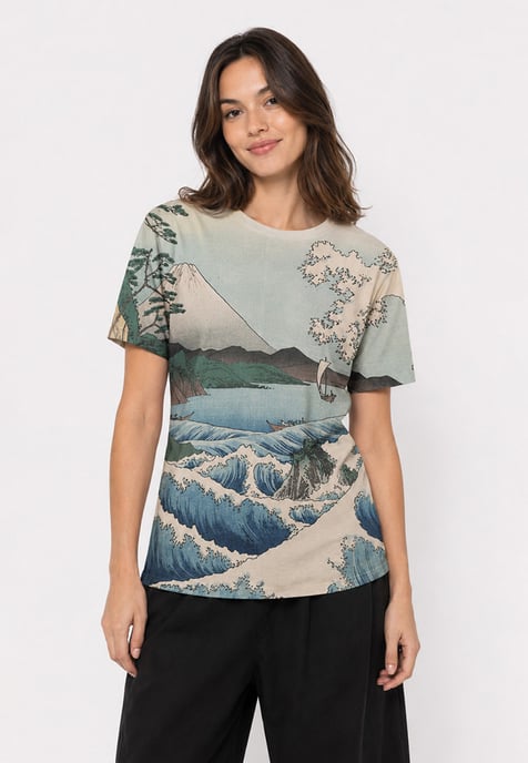 Sea of Satta T-Shirt mit beidseitigem Vollflächendruck - Image 4