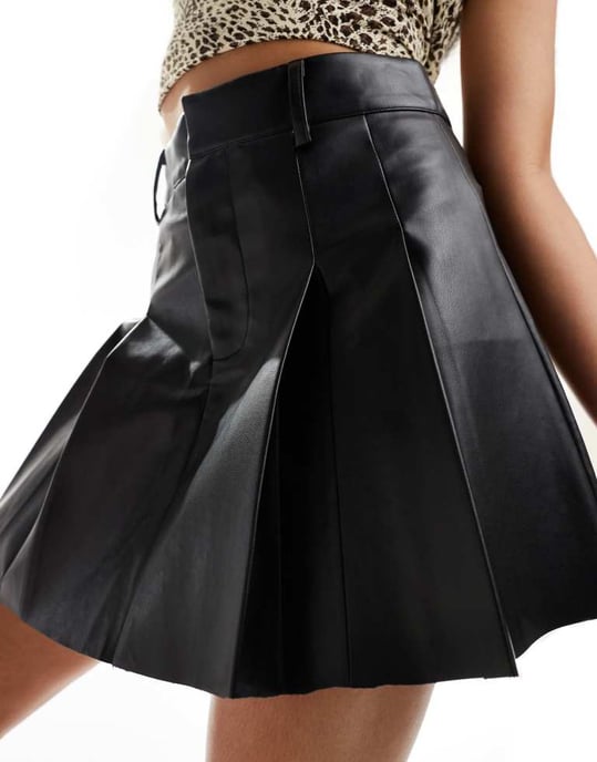 In The Style high waist leather look pleated mini skirt in black - Image 3