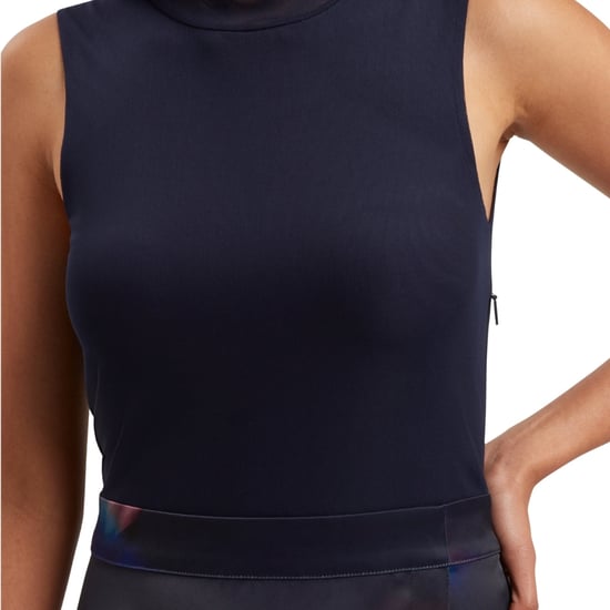 Ted Baker Marlyee Jersey Top Met Hoge Hals, Marineblauwe Jurk Met Print - Image 3