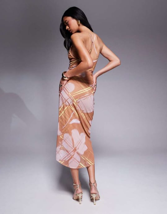 ASOS DESIGN halterneck midi klänning med omslagsskirt i tryck - Image 2