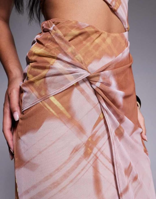 ASOS DESIGN halterneck midi klänning med omslagsskirt i tryck - Image 3