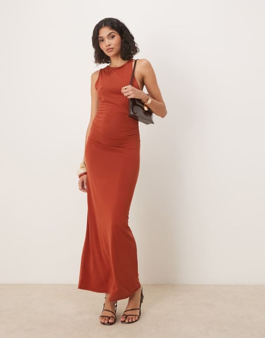 ASOS DESIGN asymmetrisk kurvad midiklänning i mörkröd - Image 1