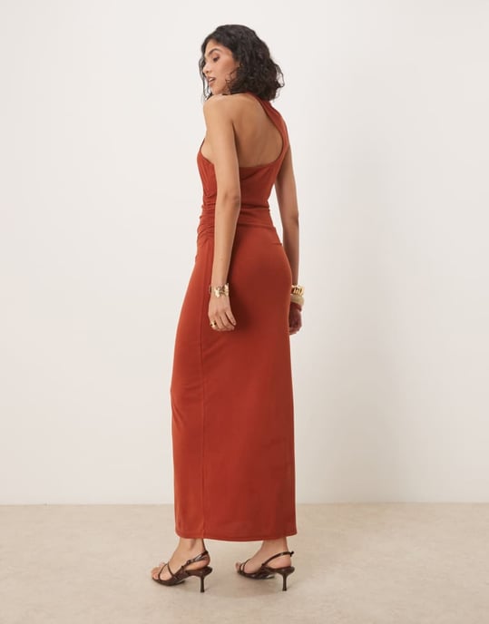 ASOS DESIGN asymmetrisk kurvad midiklänning i mörkröd - Image 2