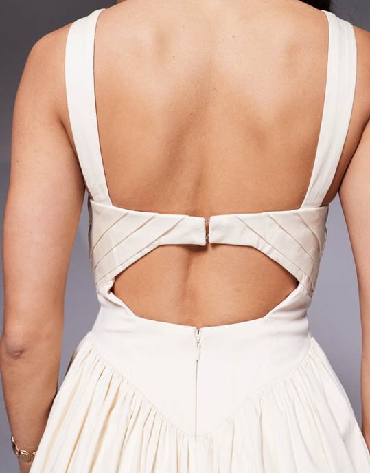 ASOS DESIGN strukturerad bustdetalj midi-klänning med full skirt i elfenben - Image 3