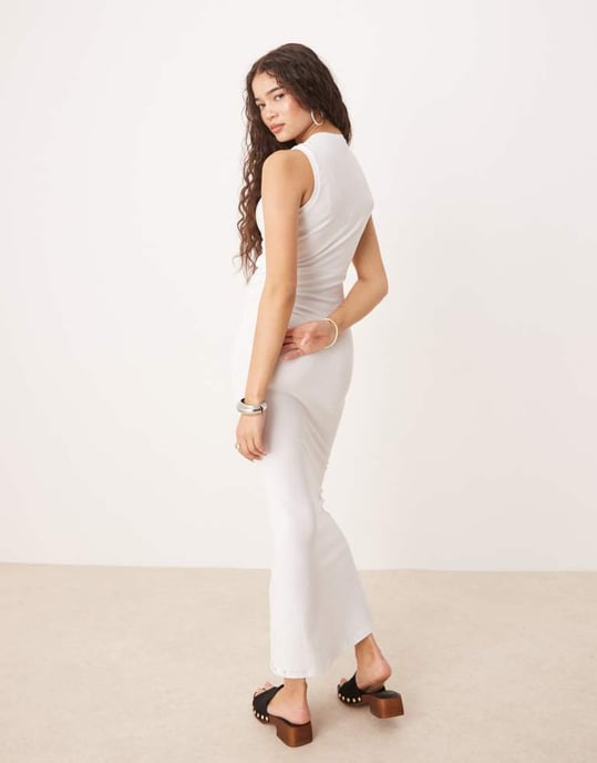 ASOS DESIGN ärmlös klänning med u-formad ringdetalj i midilängd i vit - Image 3