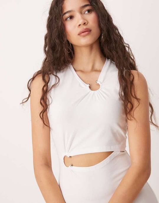 ASOS DESIGN ärmlös klänning med u-formad ringdetalj i midilängd i vit - Image 4