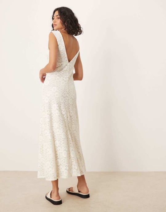 ASOS DESIGN spets V-front midiklänning med volangkant i vitt - Image 2