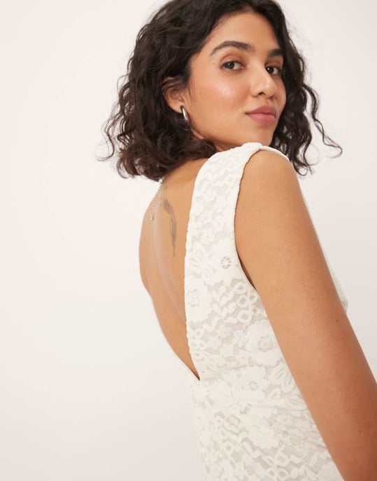ASOS DESIGN spets V-front midiklänning med volangkant i vitt - Image 3